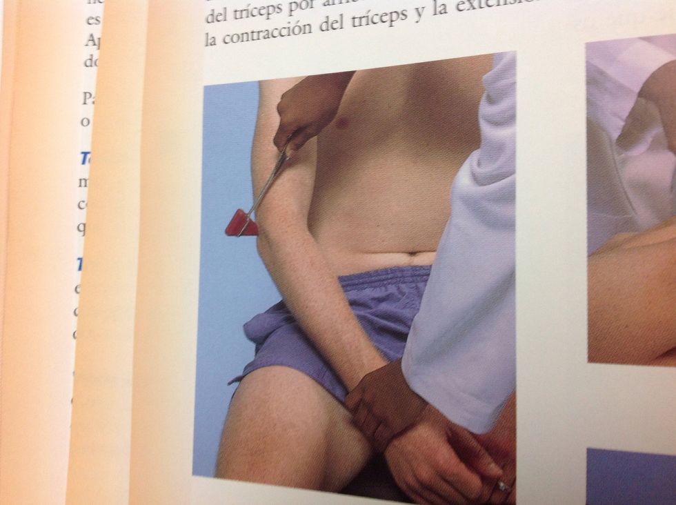 El reflejo del tr\u00edceps es para comprobar que los segmentos c6 y c7 est\u00e9n \u00edntegros. Se debe golpear el tend\u00f3n del tr\u00edceps por arriba del codo y se debe de contraer y extender el codo.