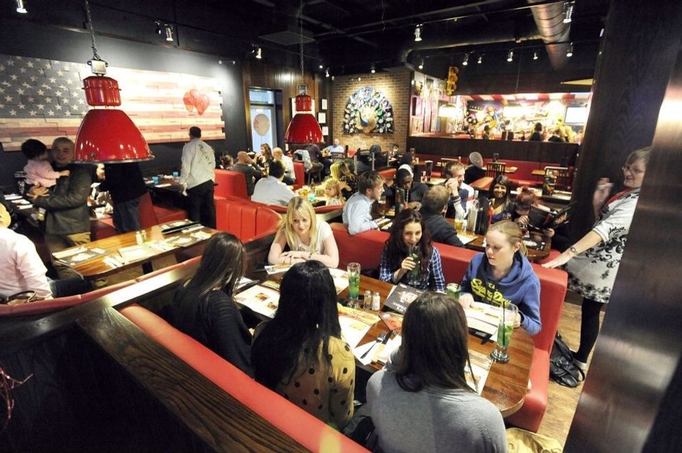 El restaurante tiene muchas deliciosas comidas y bebidas. El restaurante es muy bonito.