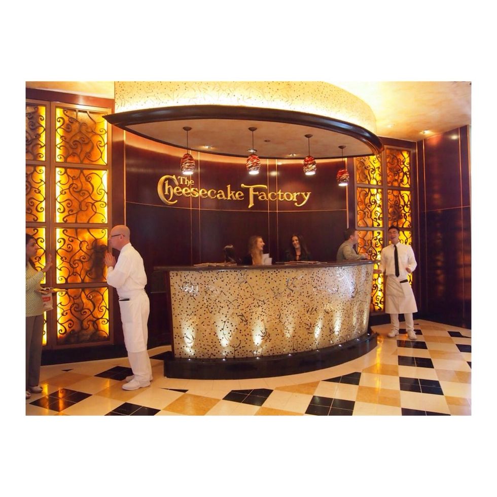 El restraunt es elegante. El men\u00fa es grande y hay un mont\u00f3n de comida. \ud83d\udd16