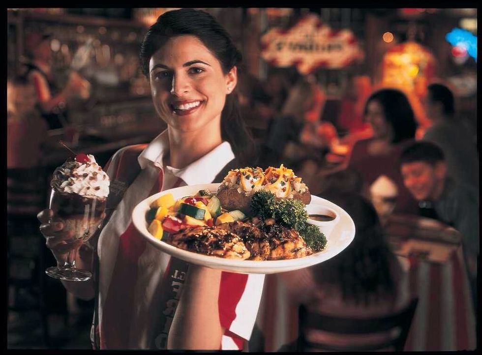 El servicio es muy bueno. Es muy rapido. Los camareros son muy amables.