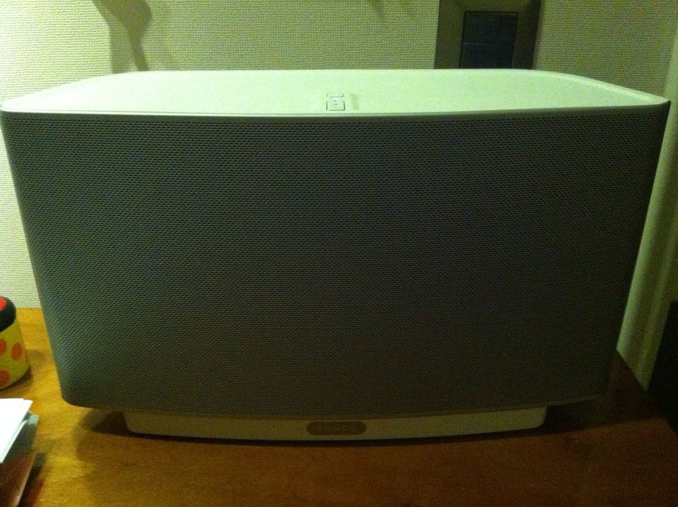 El Sonos 5, el aparato parlante no es necesario tocarlo durante la instalaci\u00f3n, basta apretar el boton del Bridge como est\u00e1 indicado en el paso 5 y 6 y ya estar\u00e1s en el sistema.