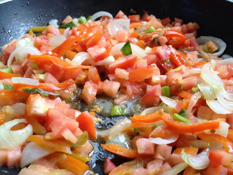 El tomate debe ser mezclado luego de que el ali\u00f1o se haya dorado