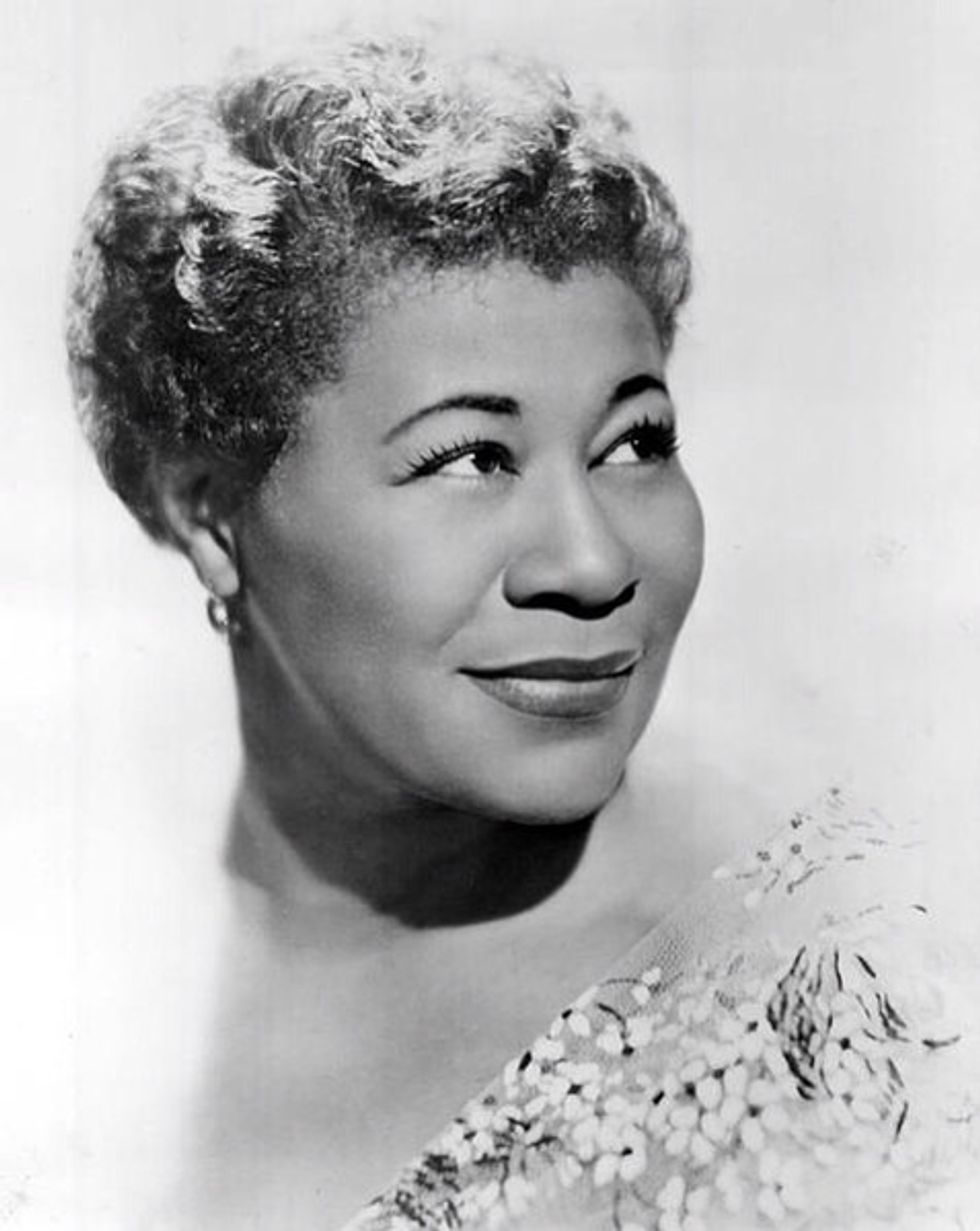 Ella Fitzgerald va viure els anys 1918-1996. Era una cantant de jazz Nord-Americana. Aquesta fotografia es va fer l'any 1962 per a fer publicitat d'Ella Fitzgerald.