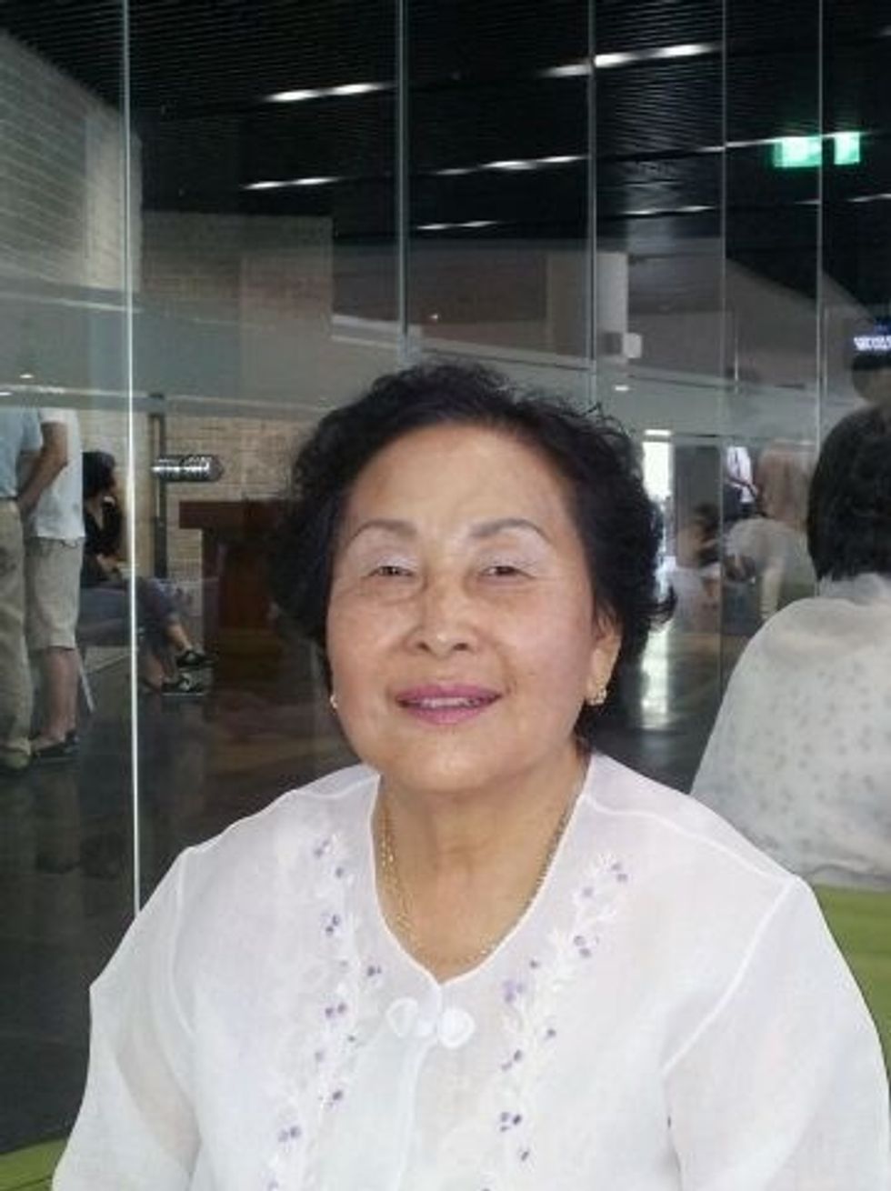 Ella se llama grandmyem. Grandmyem es mi abuela. Grandmyem es baja, interesante y divertida. A Grandmyem le gusta viajar. A Grandmyem no le gustan las personas ego\u00edsta.