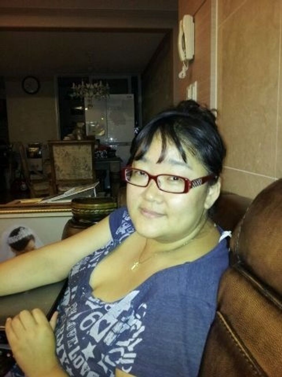 Ella se llama myem. Myem es mi madre. Myem es intelegente, morena y amable. A Myem le gusa el dinero. A Myem no le gustan los personas que manejan malo.