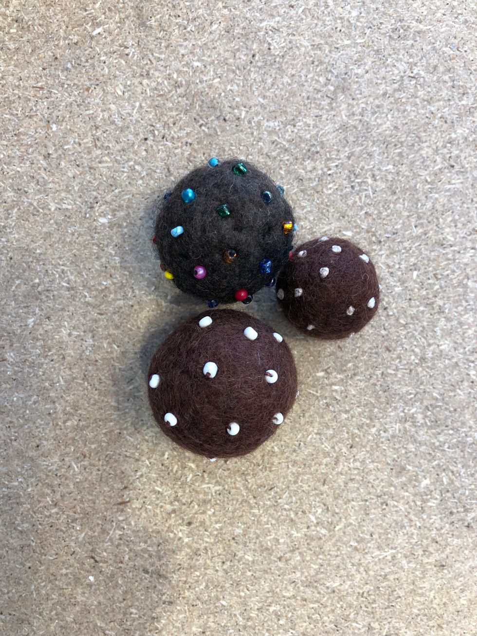 Eller s\u00e4tt p\u00e5 p\u00e4rlor s\u00e5 blir det som kakor. Brun + vita p\u00e4rlor = chokladboll