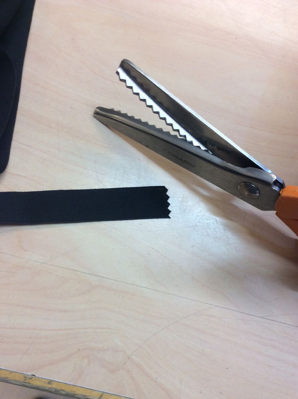 Eller s\u00e5 klipper du av kanterna p\u00e5 banden med en taggsax. D\u00e5 repar inte tyget upp sig.