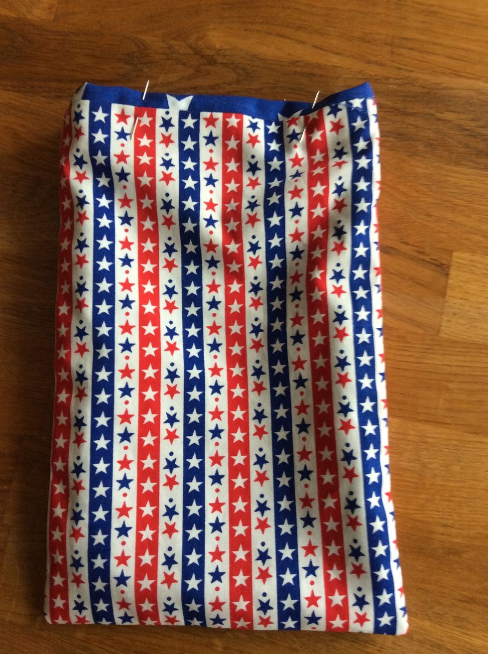 Eller s\u00e5 l\u00e5ter man 1 cm av innerp\u00e5sen synas i \u00f6verkanten och n\u00e5lar d\u00e4r.