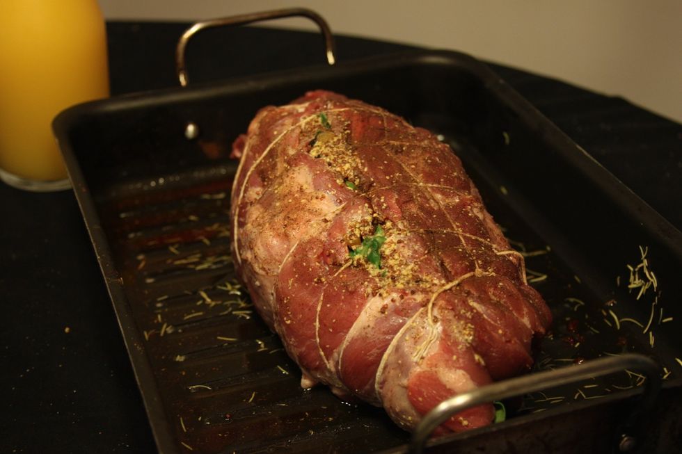 Em uma assadeira, jogue um pouco de azeite e coloque a carne. Coloque sal e pimenta do reino a gosto.