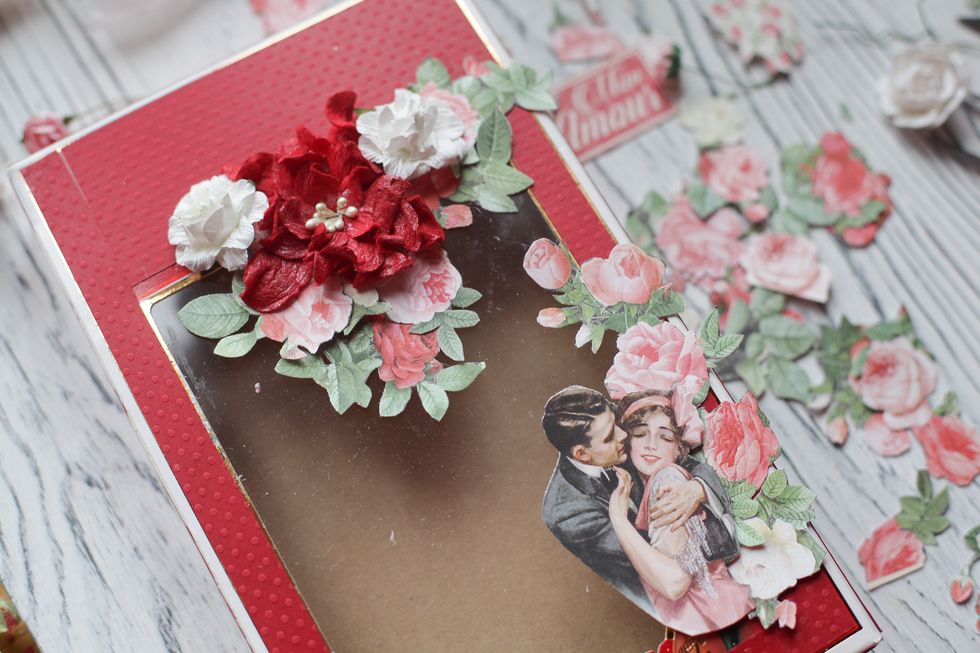 Embelish the top of the box with cut elements, paper flowers and chipboards. Try different variants untill you are satisfied