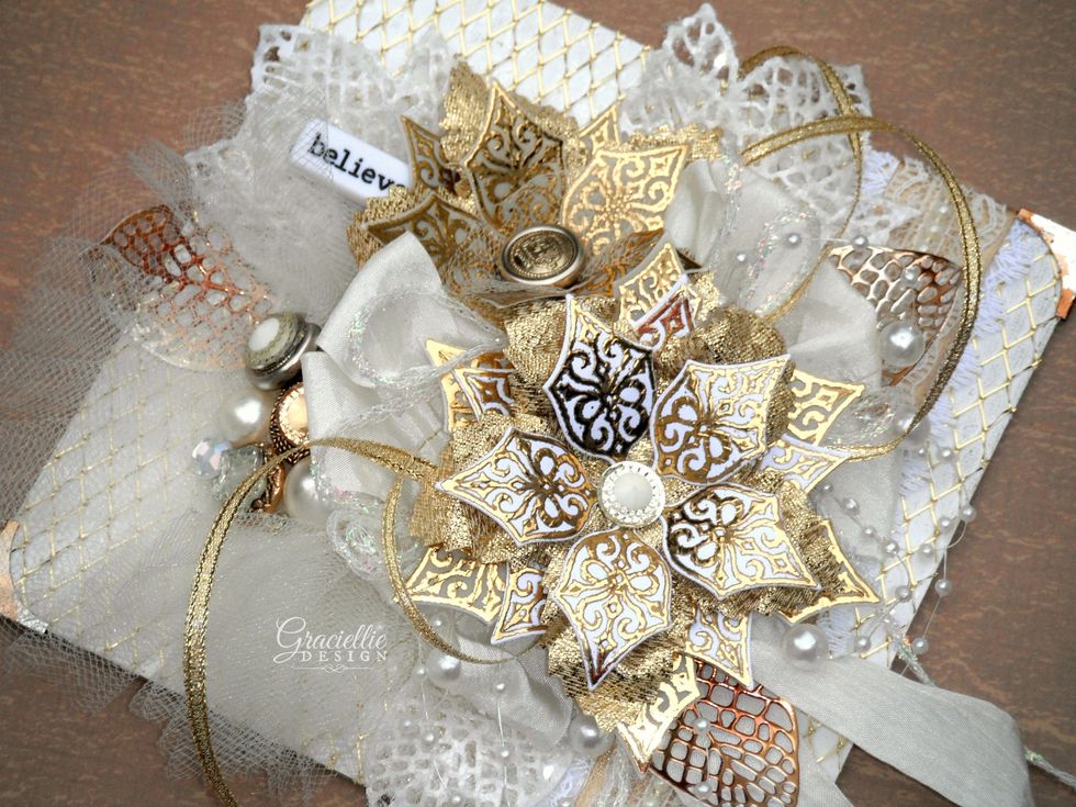 Embellish the center of the flowers as desired. Find more details for this Christmas canvas on my blog: https://goo.gl/vE48CP