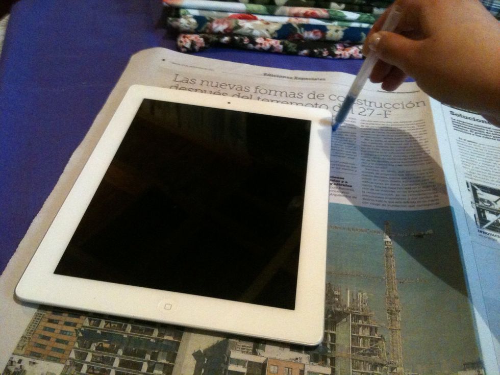 Empezaremos marcando el borde del iPad sobre la hoja de un peri\u00f3dico