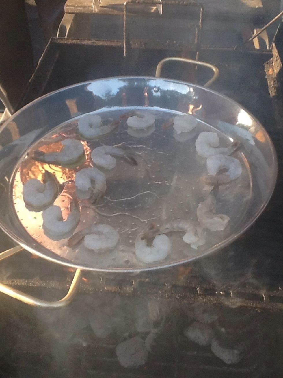Empieza a cocinar las gambas con el ajo