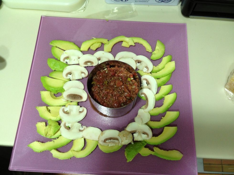 Emplatar steak tartar;