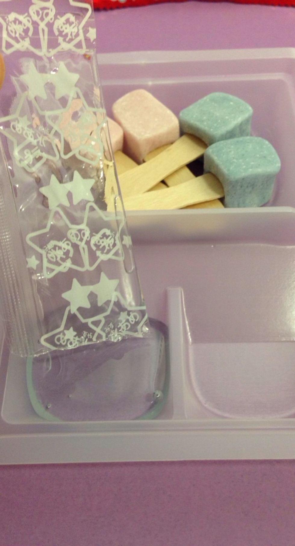 Empty CLEAR Gel Packet into Left Side of Tray