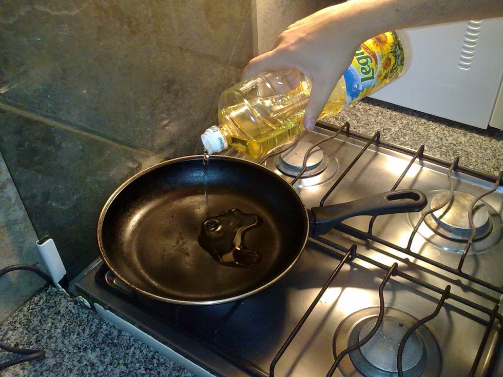 Empty one third of teaspoon of oil on the frying pan wait 1min... ( medium)