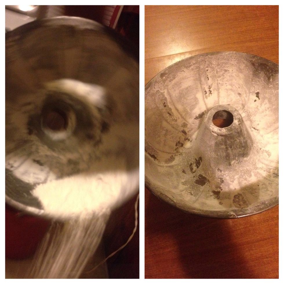 Empty out the excess flour