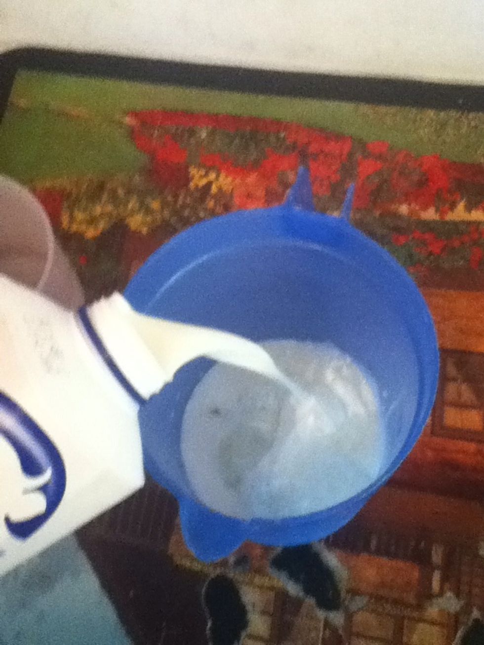 Empty the milk into de jar