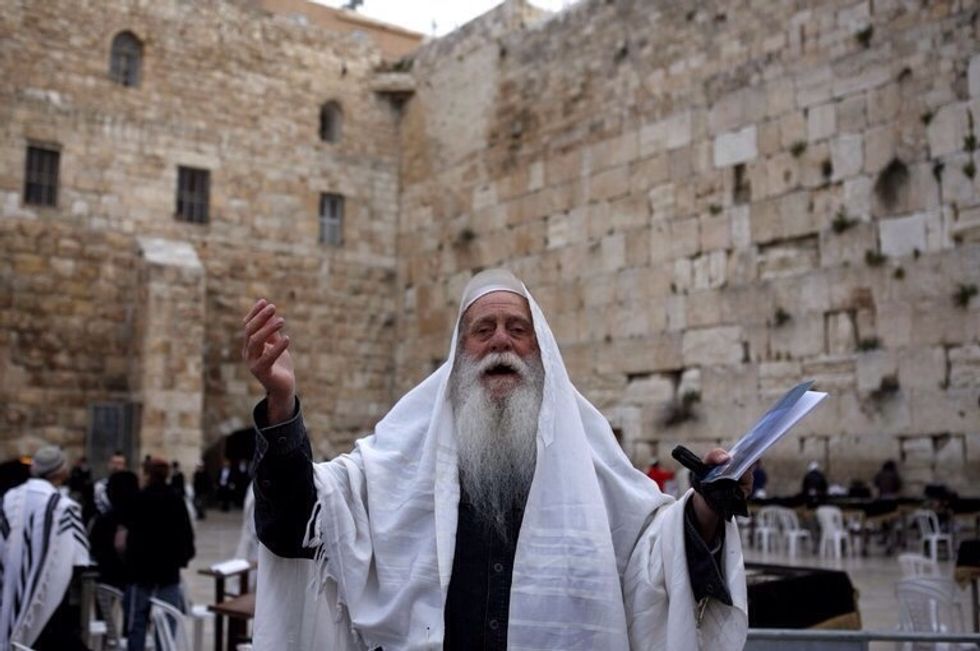 En cualquier buscador que tengas, agrega tu pregunta o tu concepto para investigar.