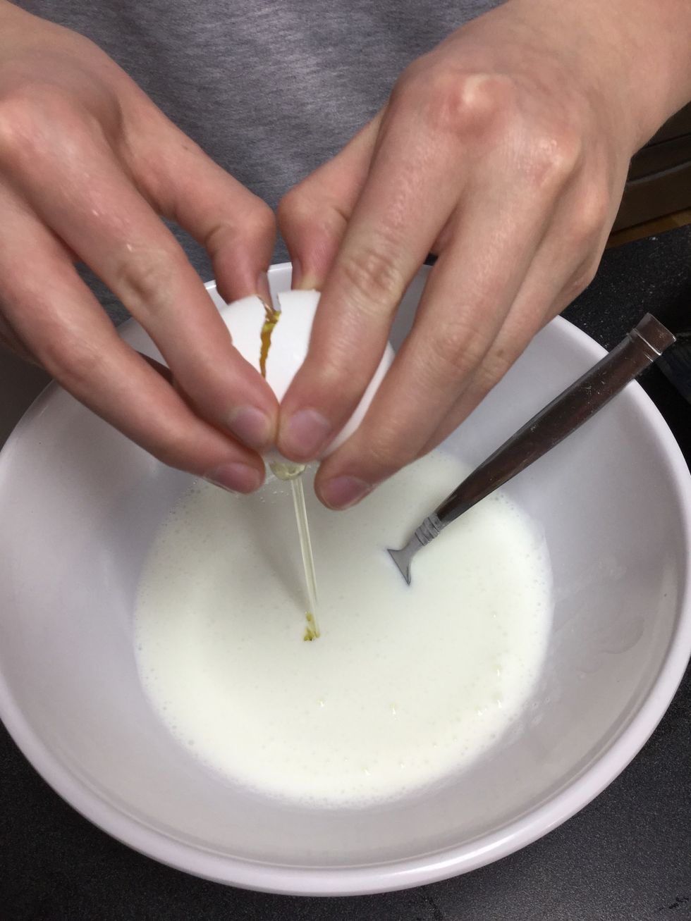 En el bol diferente verte la leche y el huevo juntos. \u00a1Mezcla! (verta, vertamos, vertan) (mezcle, mezclemos, mezclen)