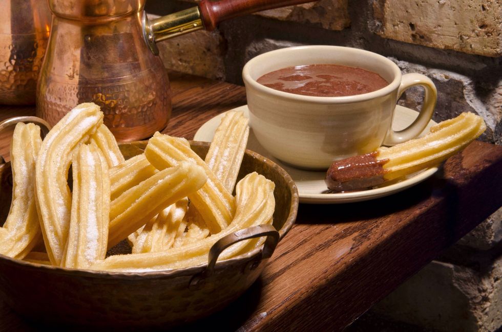 En el restaurante tienen churros con chocolate, este es sus postre t\u00edpico.\ud83d\ude0d Los churros son riqu\u00edsimos y dulce.