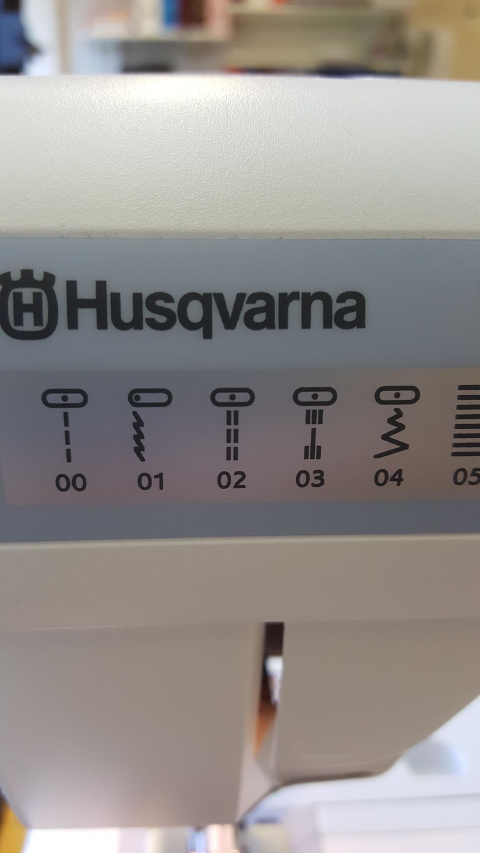 En j\u00e4ttesmal sicksack fungerar bra att sy i trik\u00e5 med. Finns inte s\u00f6mnadsguide p\u00e5 den symaskin du anv\u00e4nder kan du leta efter symbolen med den supersmala sicksacken. P\u00e5 denna bild nr 01. St\u00e4ll in den