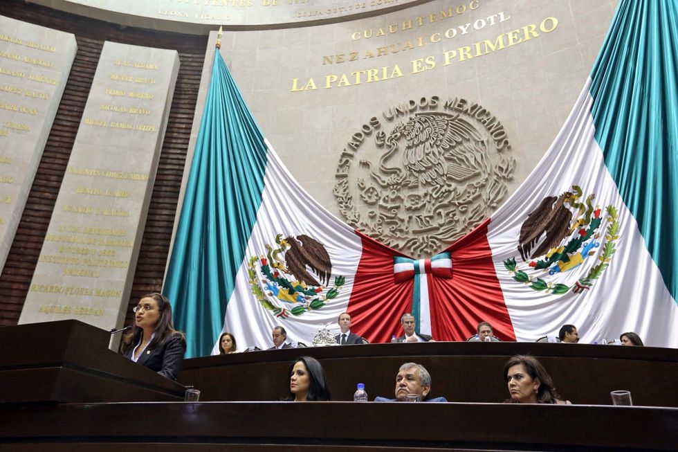 En M\u00e9xico hay diputados y cenadores que establecen leyes en el pa\u00eds, formando as\u00ed una constituci\u00f3n en la cual las leyes deben obedecerse sin ninguna objeci\u00f3n