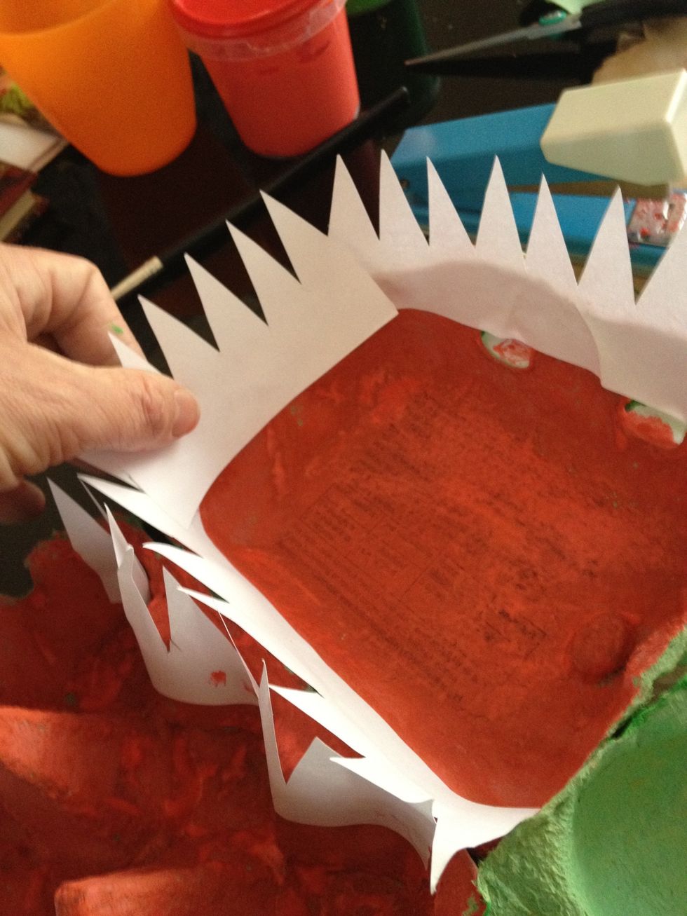 ... en plak ze tegen de randen aan de rode binnenkant van de eierdoos