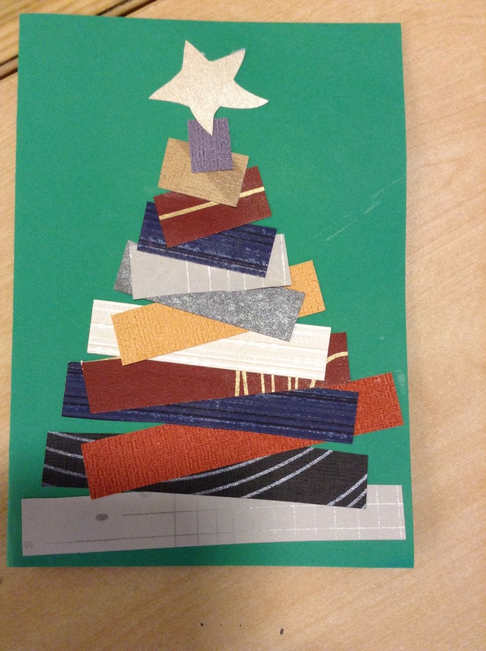 En stj\u00e4rna p\u00e5 toppen och granen \u00e4r klar. Lycka till!