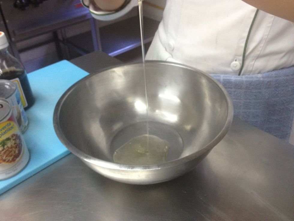 En un bowl mezclar los ingredientes// mix all the ingredients in a bowl