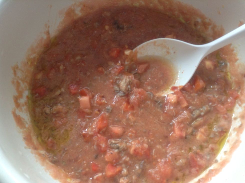 En un pozuelo grande vamos mezclando todos los ingredientes, el jugo de naranja las latas de cangrejo y el cilantro