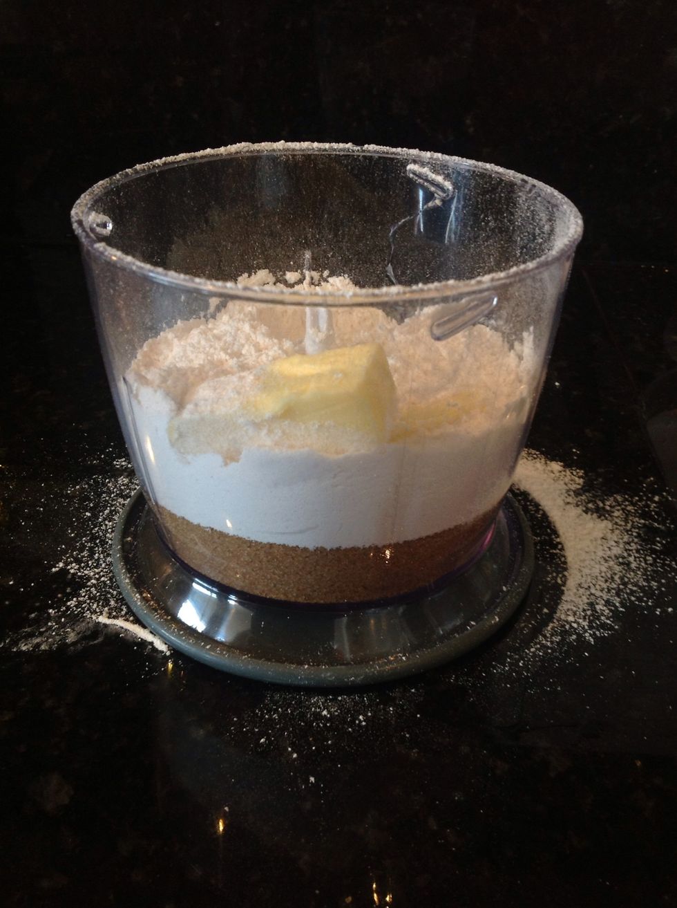 En un procesador (creo funciona en licuadora) agrega el az\u00facar morena, la harina cernida, la mantequilla y la pizca de sal.