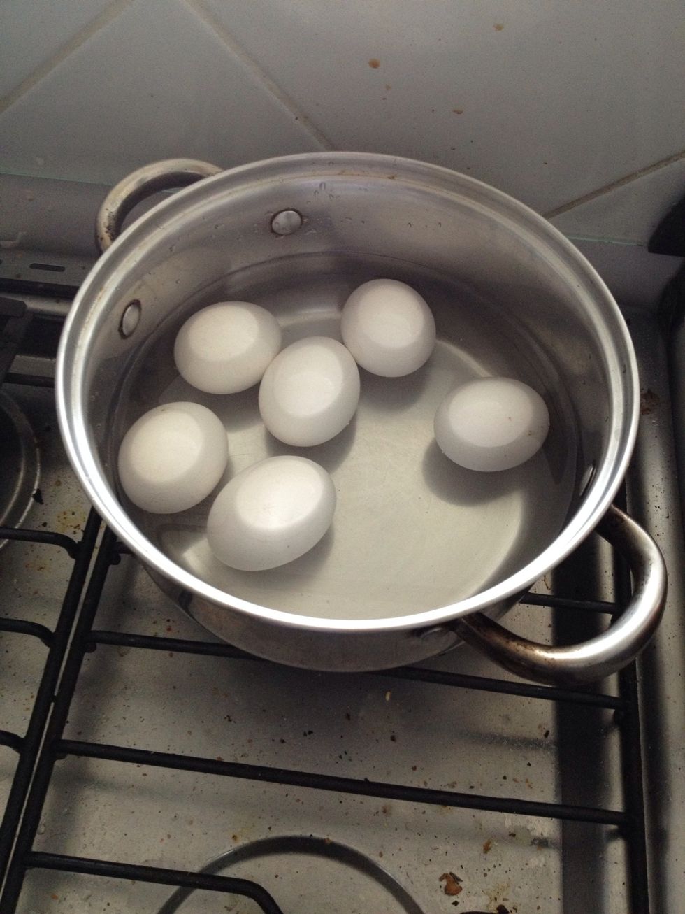 En una olla con agua fria ponemos a hervir los huevos