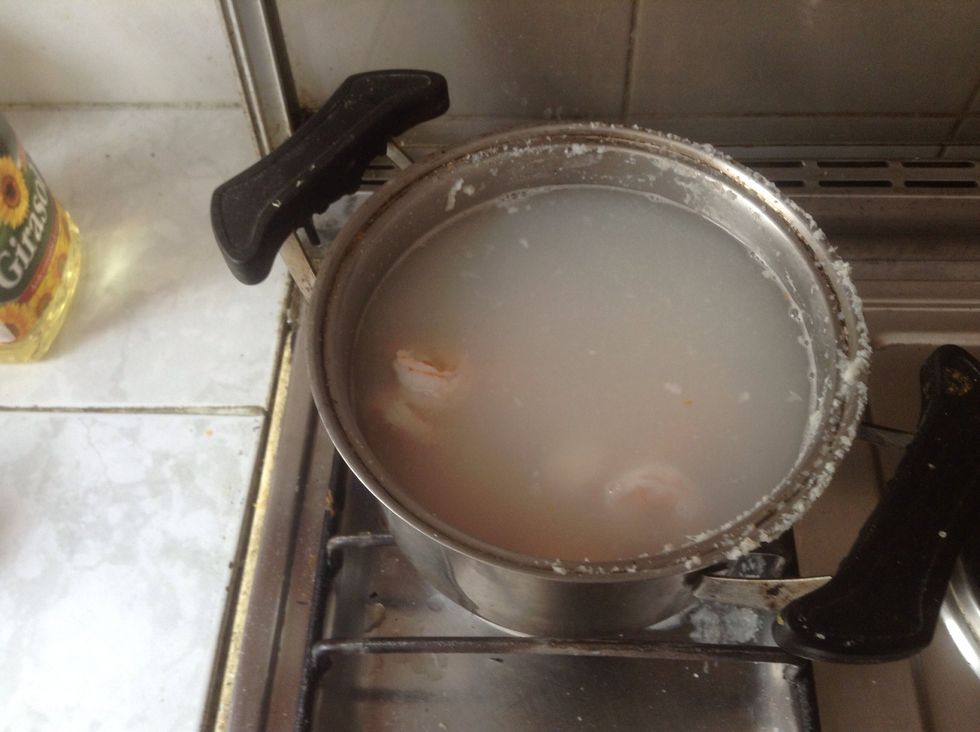 En una olla peque\u00f1a ponemos agua a hervir, con sal y pimienta en el punto de ebullici\u00f3n agregamos los camarones dejamos un minutos y esta listo