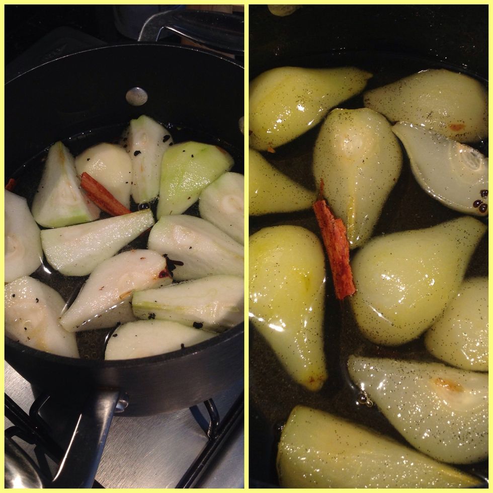 En una olla pon el az\u00facar, cardamomo, el interior de la vaina de vainilla y la canela. Deja hervir hasta que el az\u00facar se derrita. A\u00f1ade las peras y d\u00e9jalas cocinar durante 20 min. Sentir\u00e1s el perfume