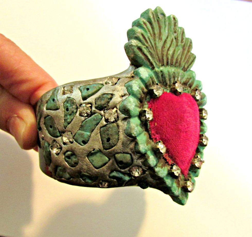 encrust the apxie with your chosen materials I'm using turquoise and rhinestones but you can also add pearls