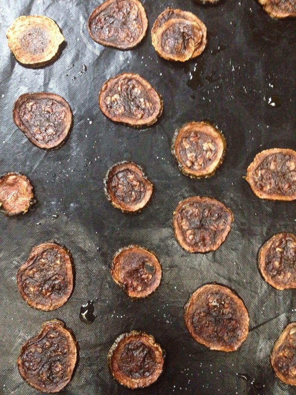 Enfournez 2 heures \u00e0 100\u00b0C (les chips commencent \u00e0 dorer et sont croquants). Laissez refroidir pour servir. Ces chips se conservent 3 jours dans une boite herm\u00e9tique.