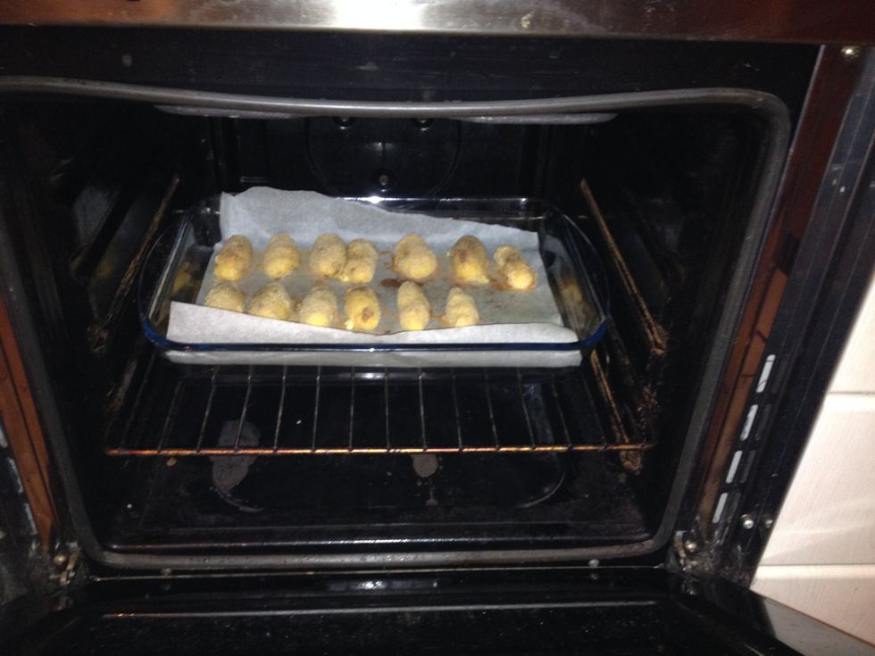 Enfournez et retirez du four les croquettes quand la chapelure commencera \u00e0 prendre couleur.