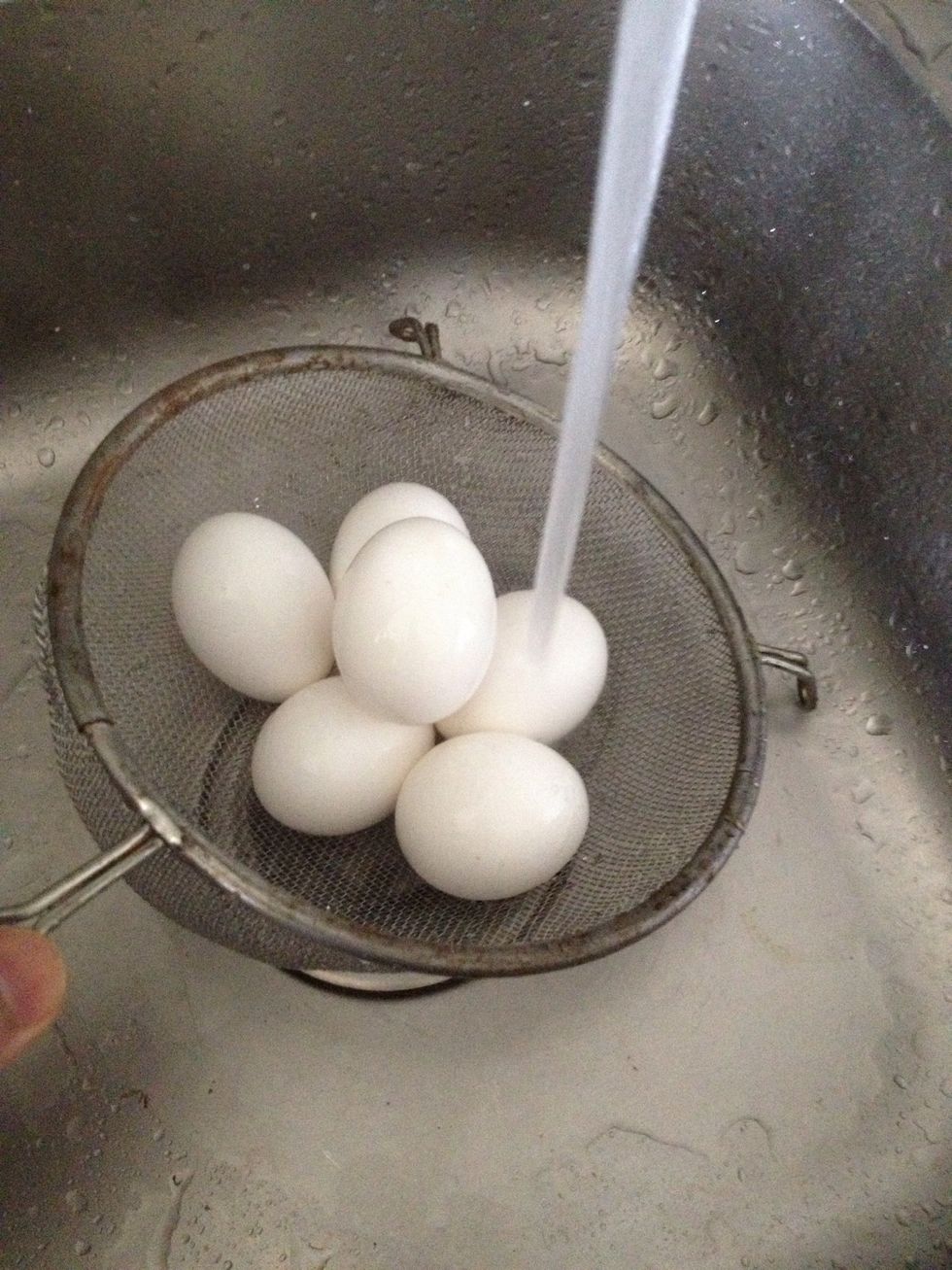 Enfriamos bajo agua fria para detener la coccion