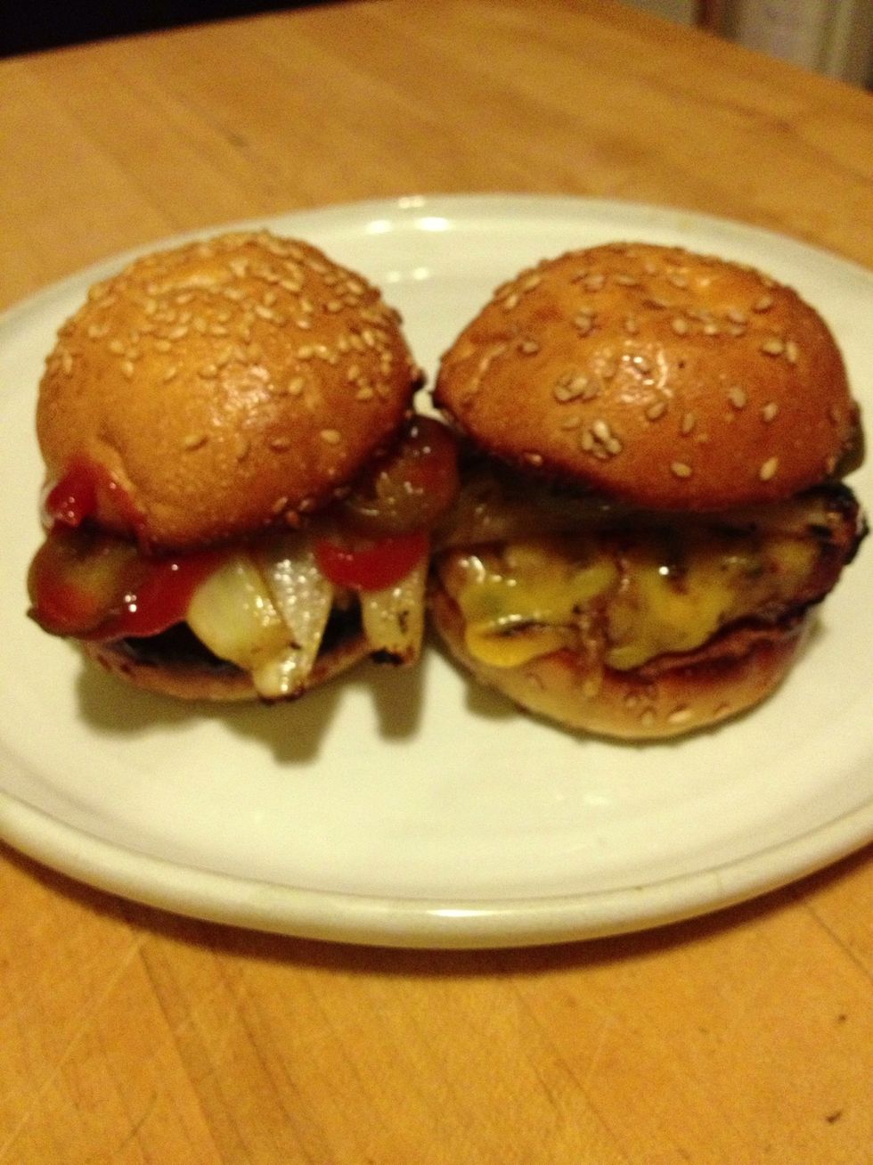 Enjoy! Here I have served the burgers with pickled jalapenos, grilled onions, Dijon mustard and ketchup. Dress as you prefer of course!