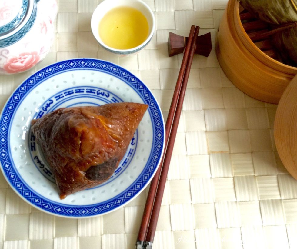 Enjoy the rice dumpling while it's hot, with chinese tea. For more updates, like us on Facebook at www.Facebook.com/huangskitchen Also watch and subscribe to our channel at http://youtu.be/hWgp-fwHNmY