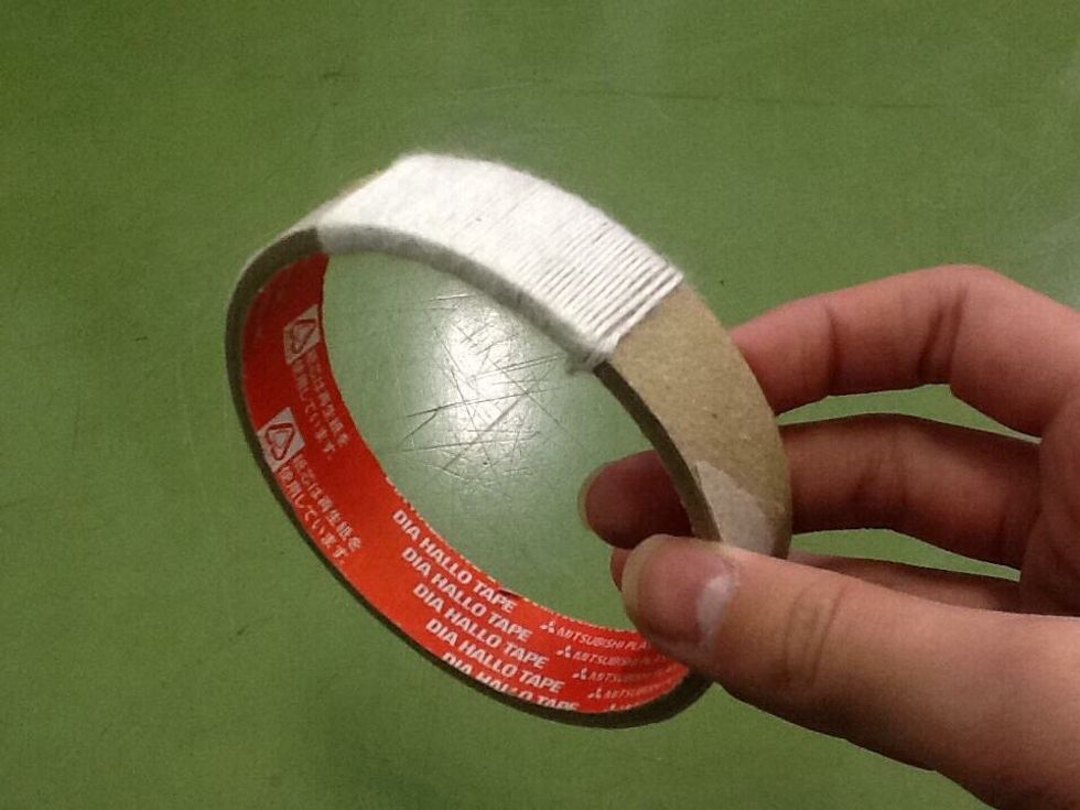 Enrole a linha em todo rolinho da fita adesiva