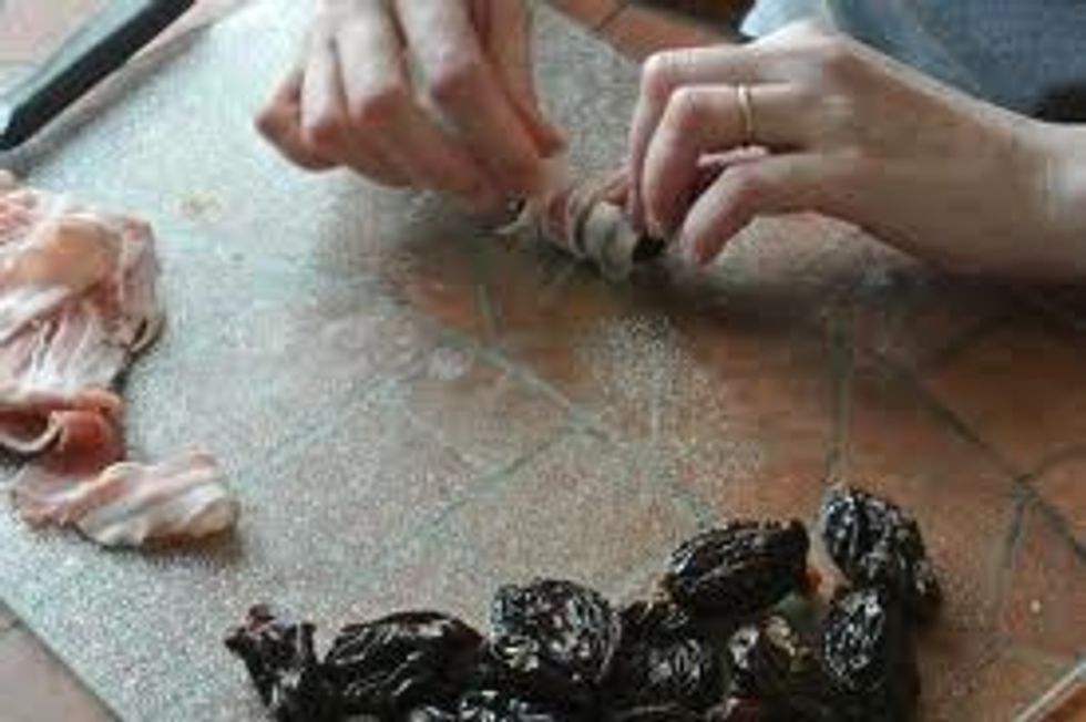 Enrouler vos pruneaux de lard et piqu\u00e9s-les avec un cure-dent pour ne pas qu'ils ne se d\u00e9fassent.