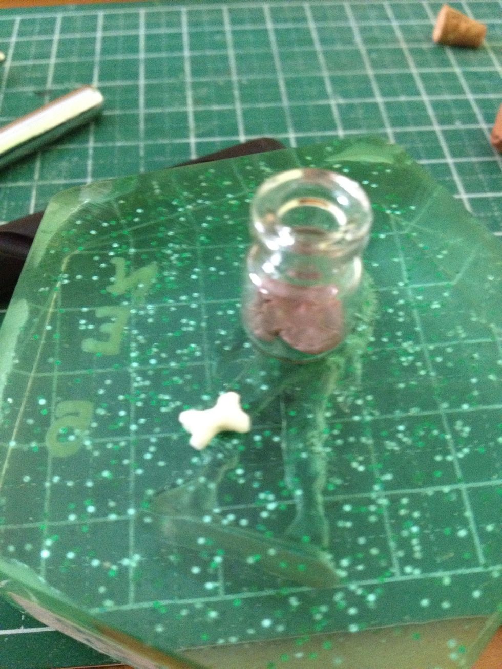 Ensure that the bone is able to fit into the glass jar. It should be the imagined size.