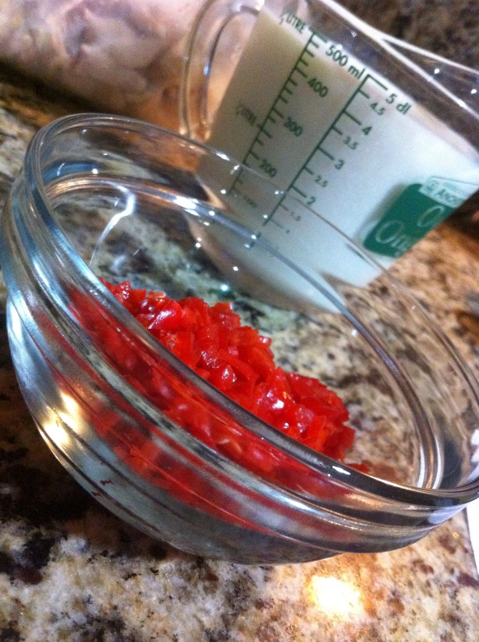 Es el momento de agregar la leche, aj\u00edes picaditos y cilantro!