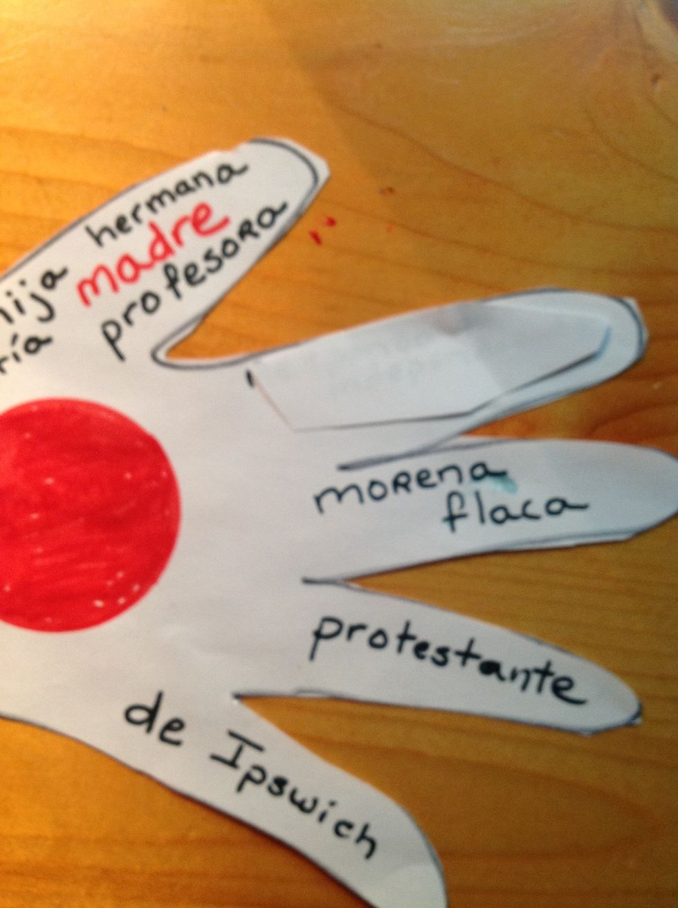 Escribe dos adjetivos f\u00edsicos en el dedo coraz\u00f3n medio