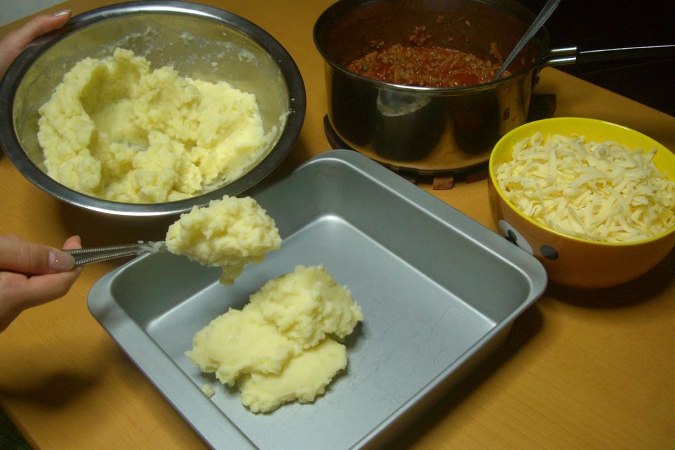 Espalhe todo o pure de batatas na forma.