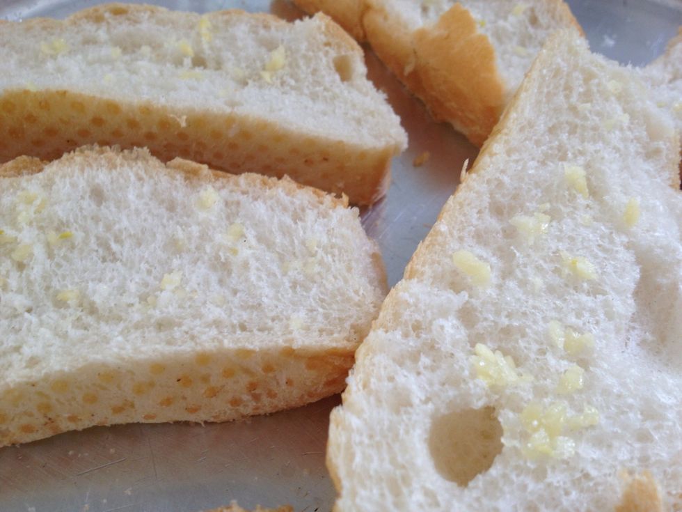 Espalhe um pouco de alho triturado e volte ao forno