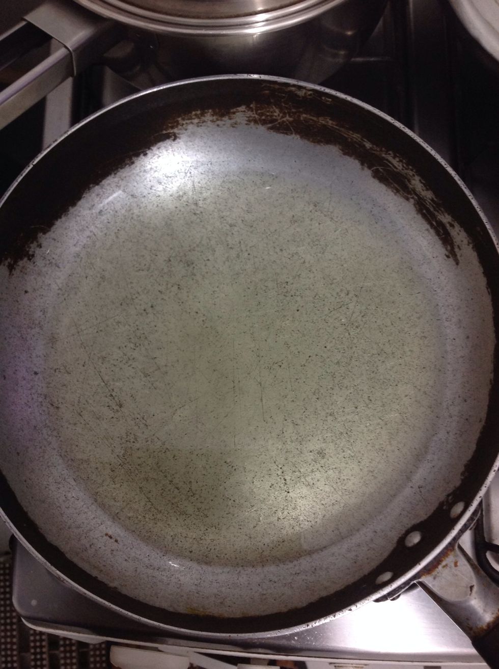 Esquente o \u00f3leo enquanto passa o frango na farinha de trigo, ovo e farinha de rosca (nessa seq\u00fc\u00eancia)