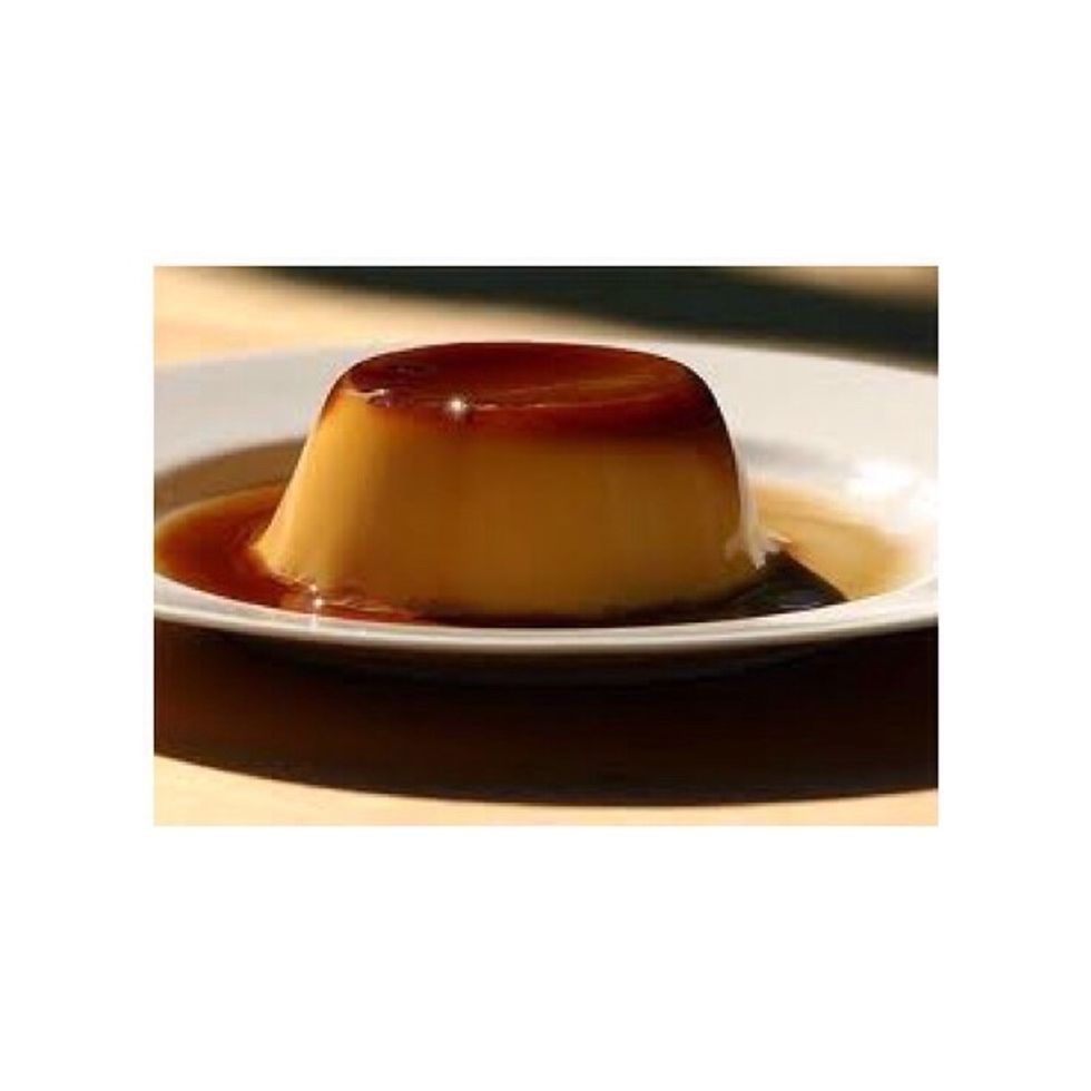 Este es el flan que venden y el rey de las fritas. Tiene una sypur de az\u00facar encima del pastel. Tiene az\u00facar blanco, leche evaporada, huevos, leche condensada y vinilla